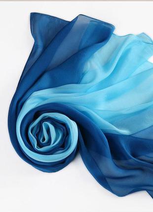 Очень красивый и стильный лёгкий шарфик с переходящими цветами.
