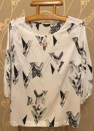 Очень красивая и стильная брендовая блузка большого размера.