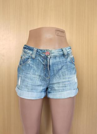 Короткие джинсовые короткие шорты с потертостями и манжетами
