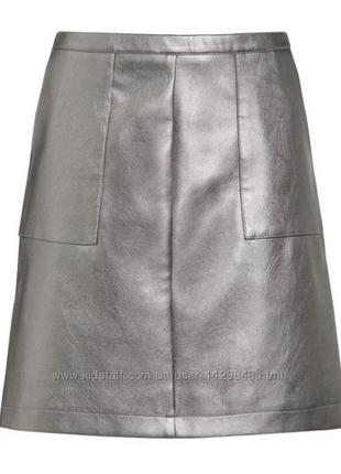 Короткая стильная кожаная короткая серебристая блестящая юбка ...
