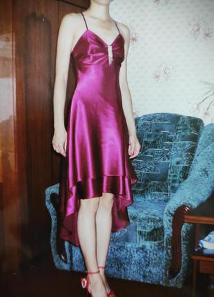 Атласное бордовое платье