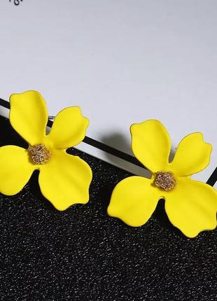 Яркие серьги в форме цветка