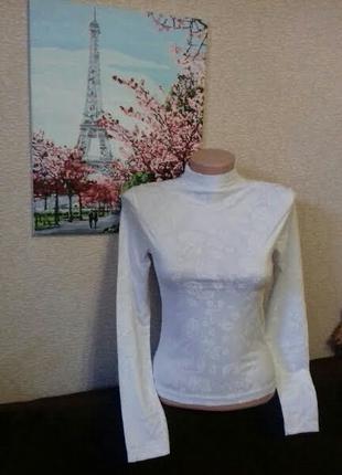 Гольф,свитерок белоснежный с набитыми цветами.