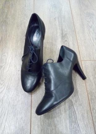 Чорні шкіряні черевики туфлі ботильйони на шнурівці від minelli..