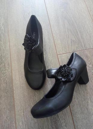 Чёрные кожаные туфли с красивым цветком на застёжке (лепучке)