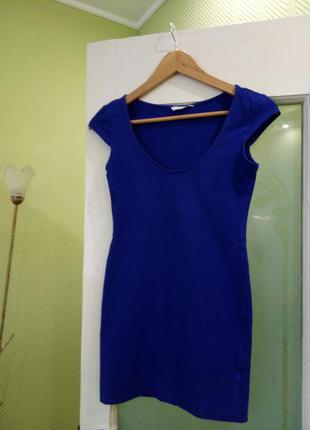Яркое синее трикотажное короткое платье в обтяжку с v-образным...