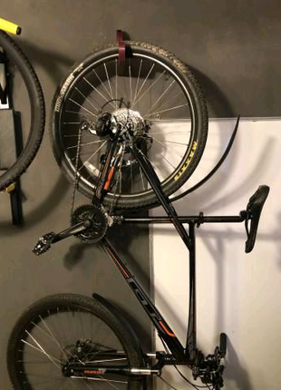 Тримач для велосипеда за колесо на стіну.
