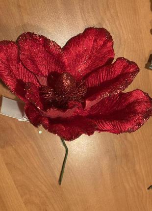 Искусственный красный цветок для интерьера