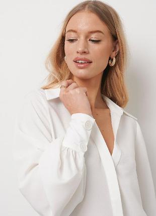Белая нарядная офисная базовая блузка с рукавами баллонами