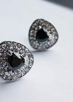 Запонки с черным камнем треугольные серебристые с камнями