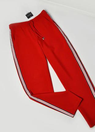 Новые плотные красные брюки с лампасами