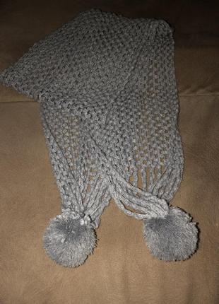 Серый вязаный шарф с бубончиками