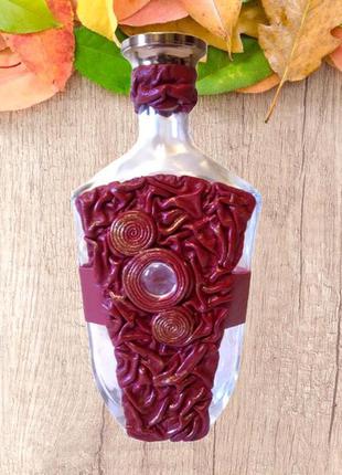 Бутылка декорирована кожей, может быть как ваза для цветов