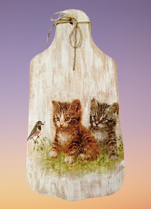 Деревянная разделочная доска с двумя котятами и птичкой, ручна...