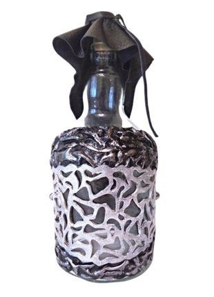Бутылка 1 л для любых напитков, декорирована натуральной кожей.