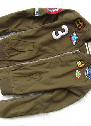 Стильна куртка реглан бомбер з нашивками bershka