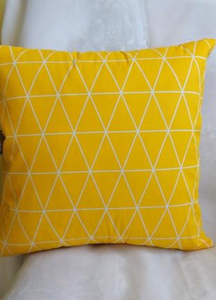 Декоративная наволочка с желтыми треугольниками 35*35 см