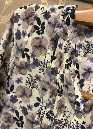 Очень красивая и стильная брендовая блузка в цветах..100% шёлк.