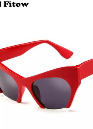 Солнцезащитные очки с красной оправой