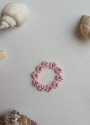 Кольцо колечко из бисера каблучка ромашки цветочки нежный роже...