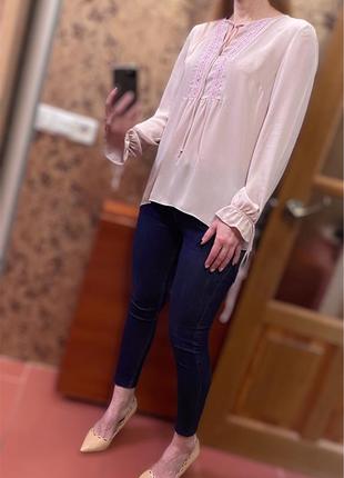 Женственная блуза цвета сирени с кружевом