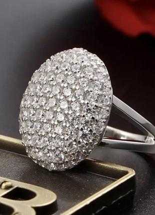 Красивое круглое кольцо с камнями