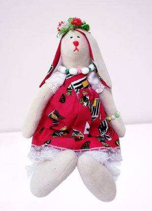 Авторская кукла кролик в красном платье с веночком на голове.