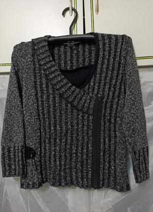 Женский вязаный свитер пуловер. средней плотности. декорирован...