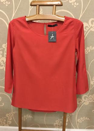 Очень красивая и стильная брендовая блузка красного цвета..100...