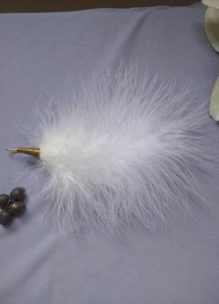 Серьга -лебединое перо нежное украшение для красивой шеи