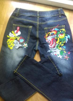 Фирменные джинсы с вышивкой в виде драконов