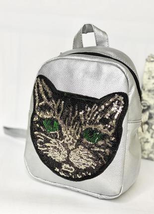 Серебристый рюкзак с котом