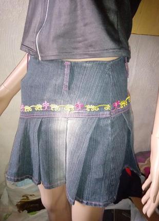 Джинсовая юбка в складку с вышивкой распродажа
