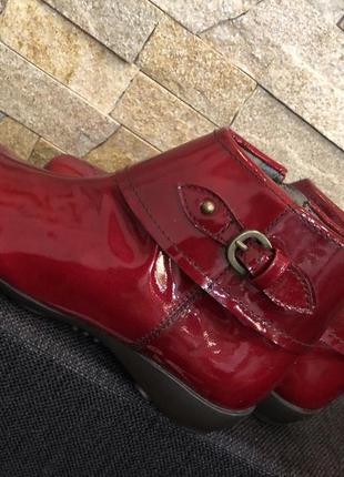 Красивые качественные красные лаковые ботинки