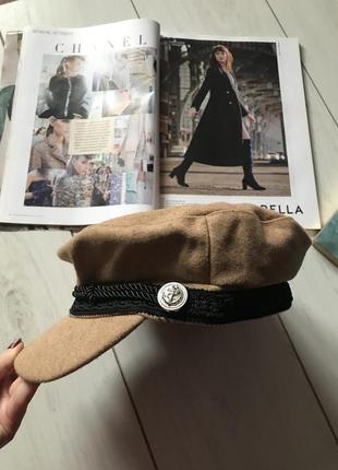 Бежевая кепи