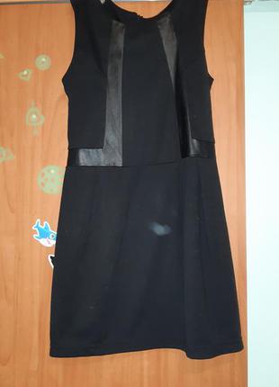 Черное платье с кожаными вставками