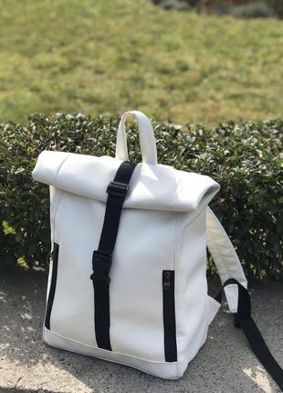 Жіночий місткий білий рюкзак-рол для подорожей