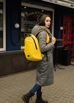 Великий жіночий жовтий рюкзак для подорожей