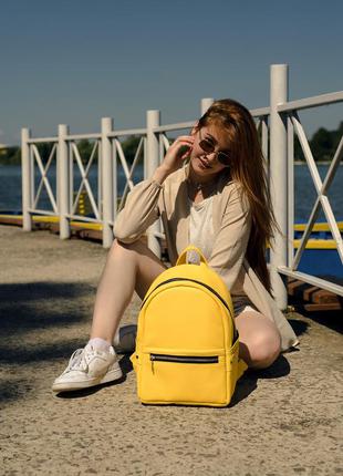 Вместительный желтый рюкзак в школу для девочки