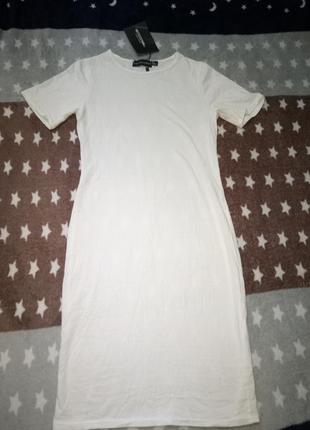 Классное базовое платье футболка футляр по фигуре молочного цвета