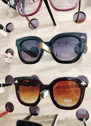 Вітрина розпродаж стильні сонцезахисні окуляри в стилі gucci