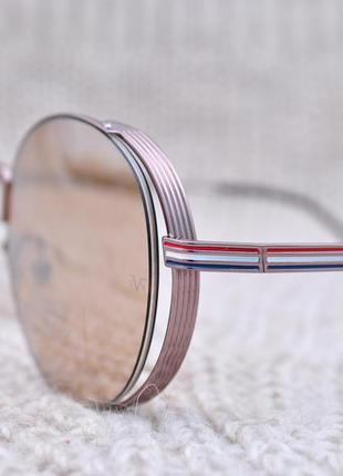 Красивые круглые зеркальные солнцезащитные очки с боковой шоро...
