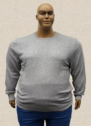 Тонкий мужской свитер большого размера.