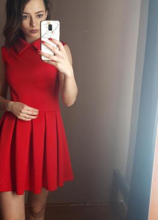 Яскраво червоне плаття