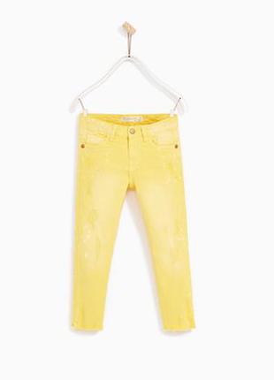 Желтые джинсы zara с принтом в виде брызг. размер 9-10, 11-12 лет