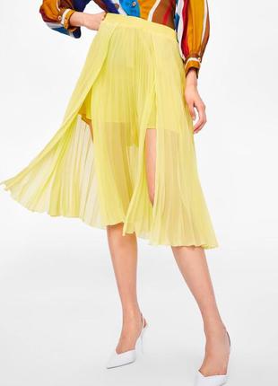 Желтая юбка шорты плиссе zara с разрезами