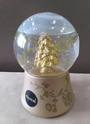 Музыкальный снежный шар hallmark с декором золотая елка. высот...