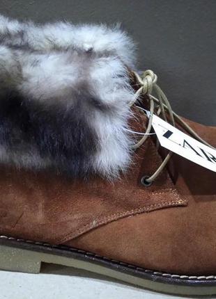 Зимние замшевые женские коричневые ботинки zara с отворотом.