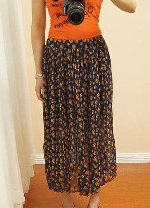 Гофрированная юбка темносинего цвета с оранжевыми шариками-бан...