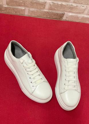 Белые кроссовки из натуральной итальянской кожи